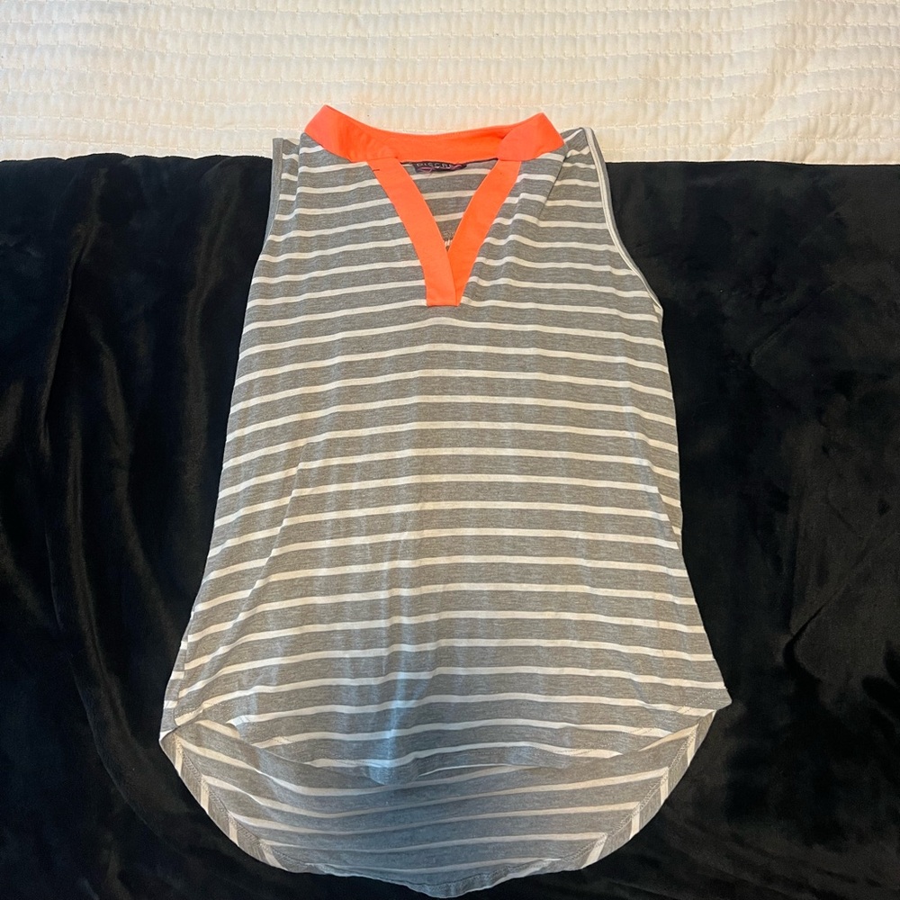 Discreet Women’s Sleevless Blouse Size Small Pullover